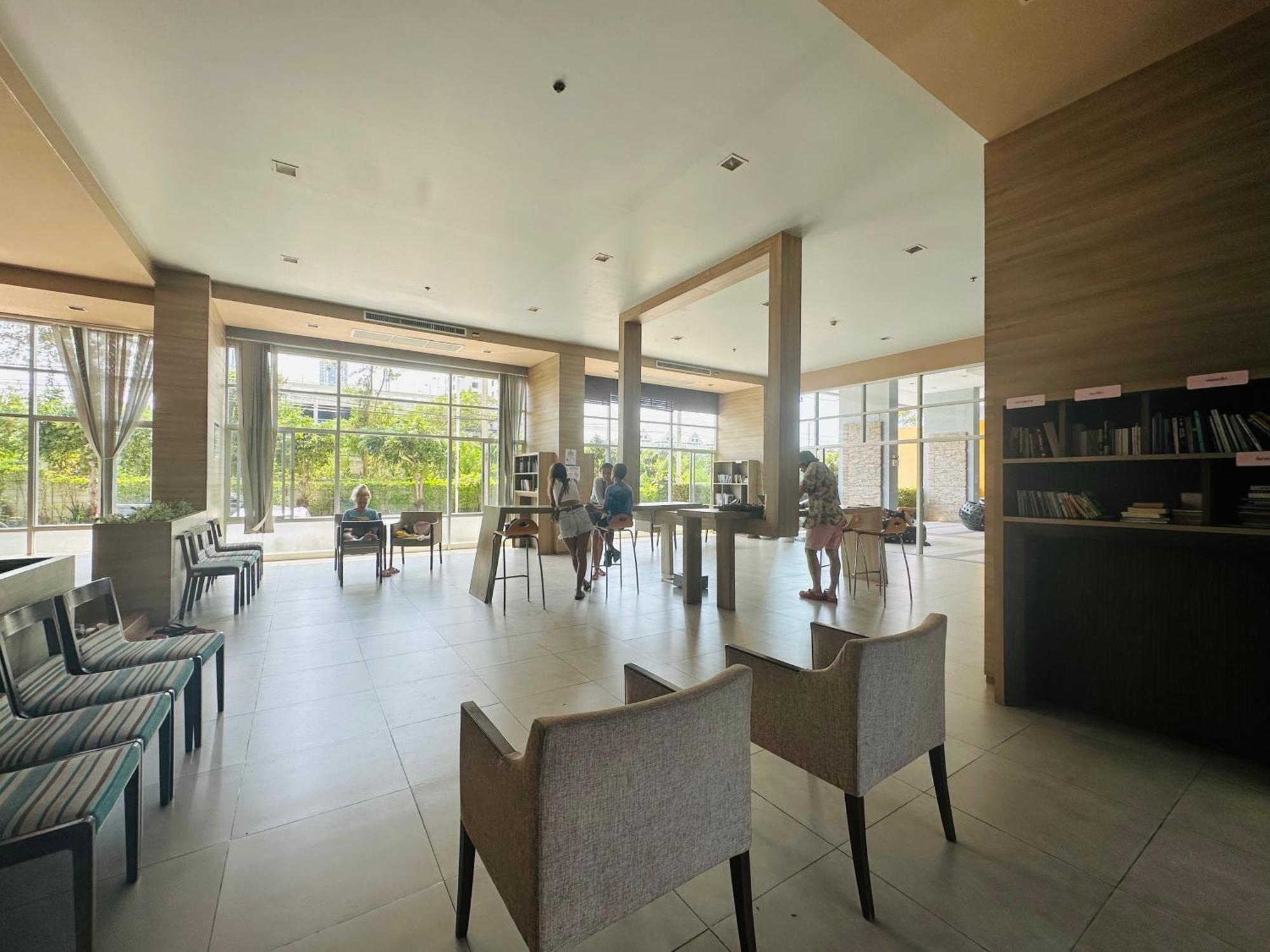 Seaview Beach Room Lumpini-Pool And Gym Face To Ocean Jomtien Beach Exteriör bild