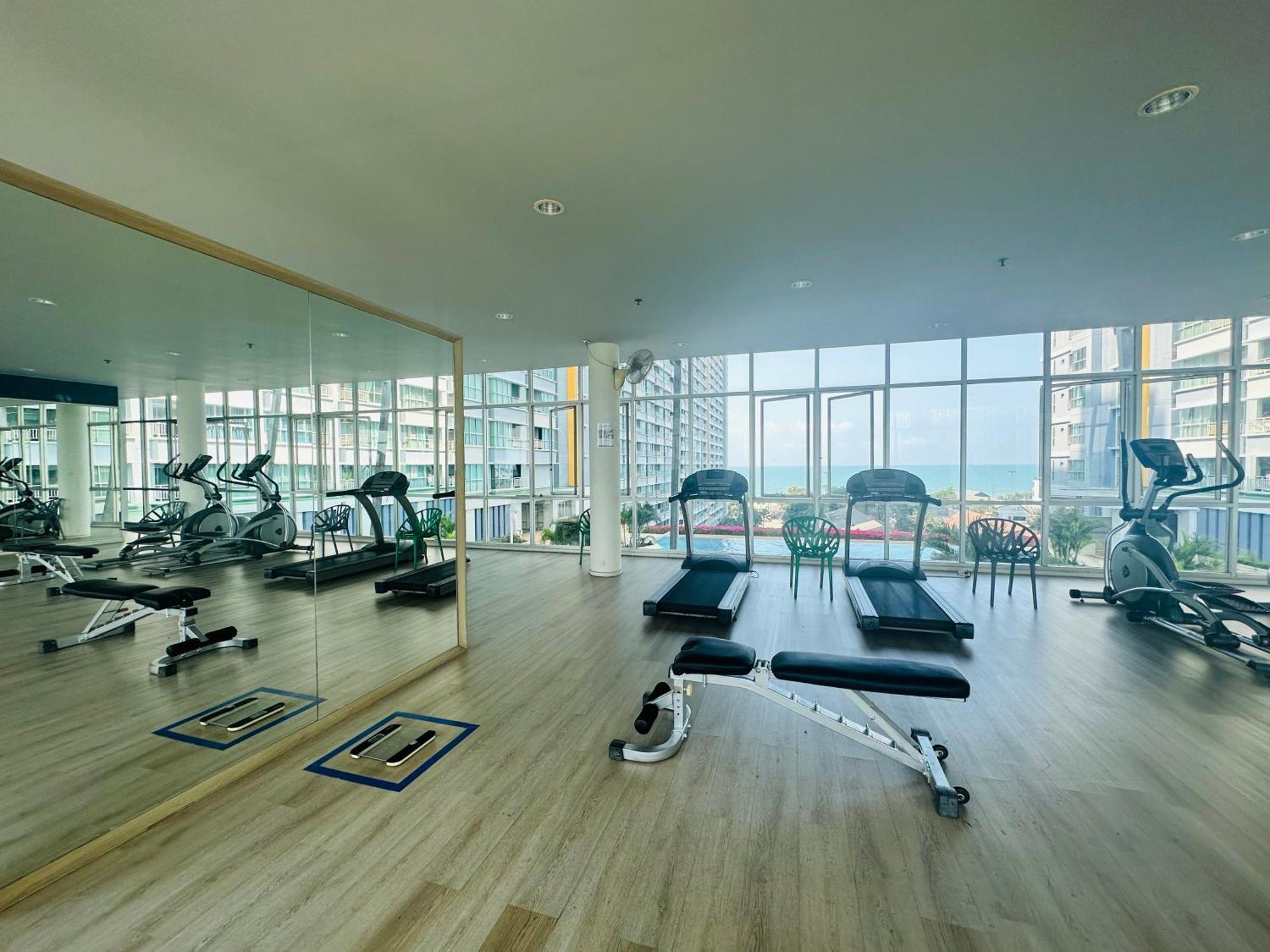 Seaview Beach Room Lumpini-Pool And Gym Face To Ocean Jomtien Beach Exteriör bild